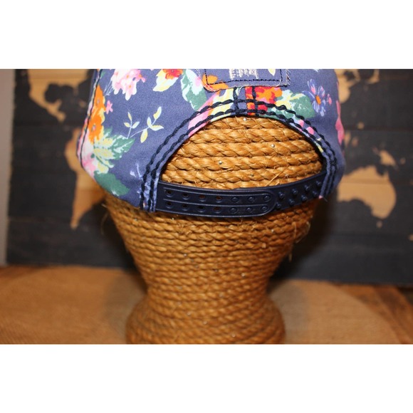 Robin Ruth Floral designed New York Empire State Building hat - Picture 7 of 10